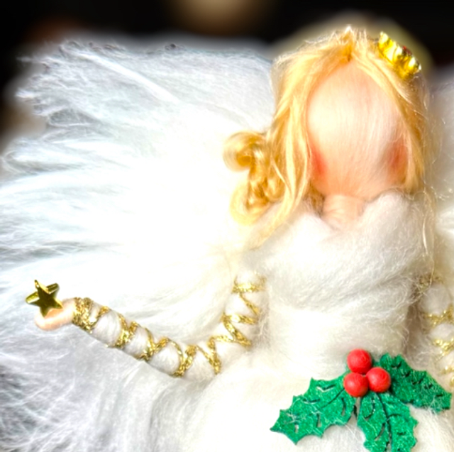 Juleengel, hvid med kristtjørn, stjerne og klokke