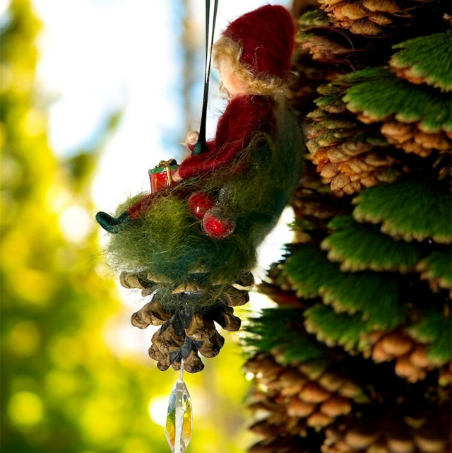 Juleophæng - Nisse på Kogle med bær, svamp og gave