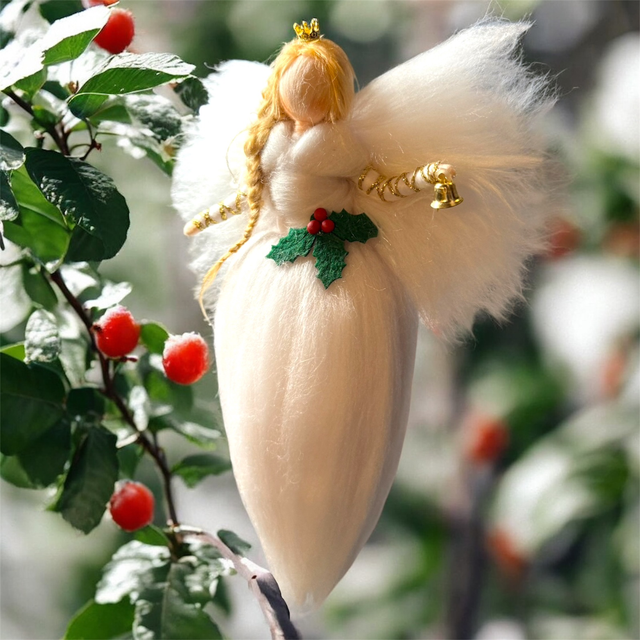 Juleengel, Hvid med Kristtjørn, krone og Klokke