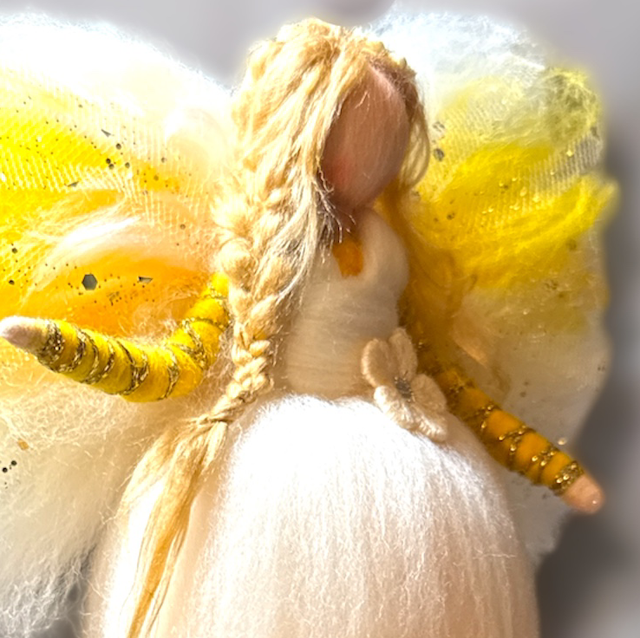 Uldengel, gul med glitter og blomster