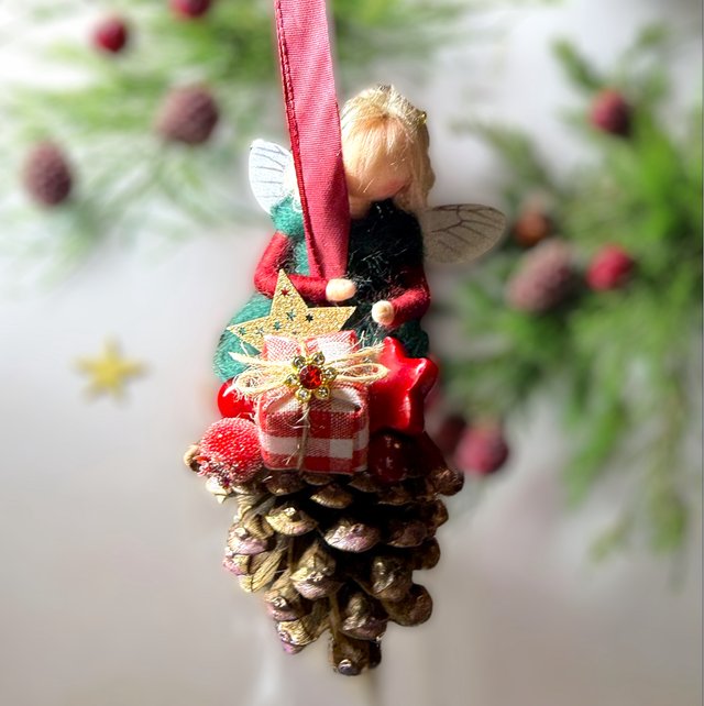 Juleophæng - Julefe på Kogle med bær, stjerner og gave