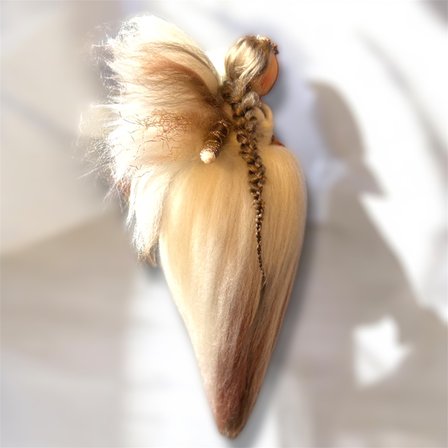 Uldengel, Hvid, jordfarver og glitter i vinger med blomster