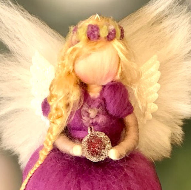 Uldengel, Lilla med bær og blomsterkrans