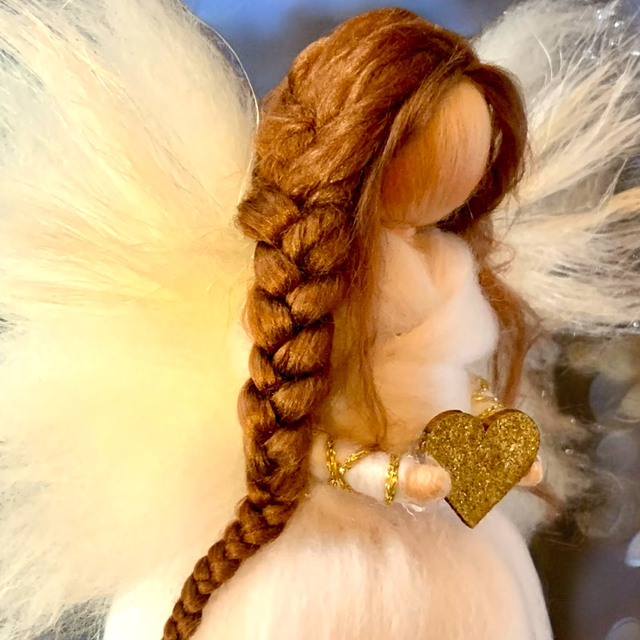 Uldengel, hvid med guld-hjerte af træ