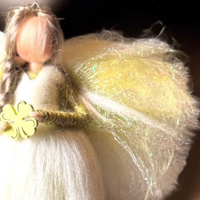 Uldengel, Hvid og lys grøn med firkløver og glitter i vingerne