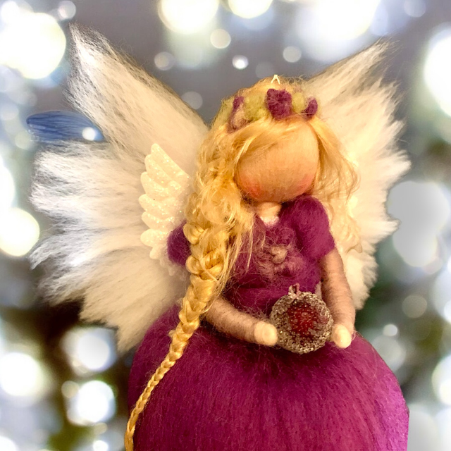 Uldengel, Lilla med bær og blomsterkrans