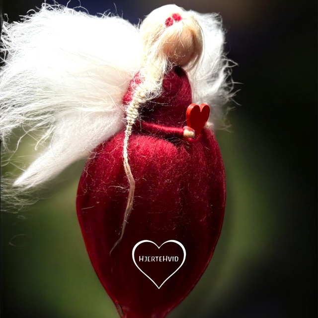 Juleengel, Rød med rødt Træ-hjerte