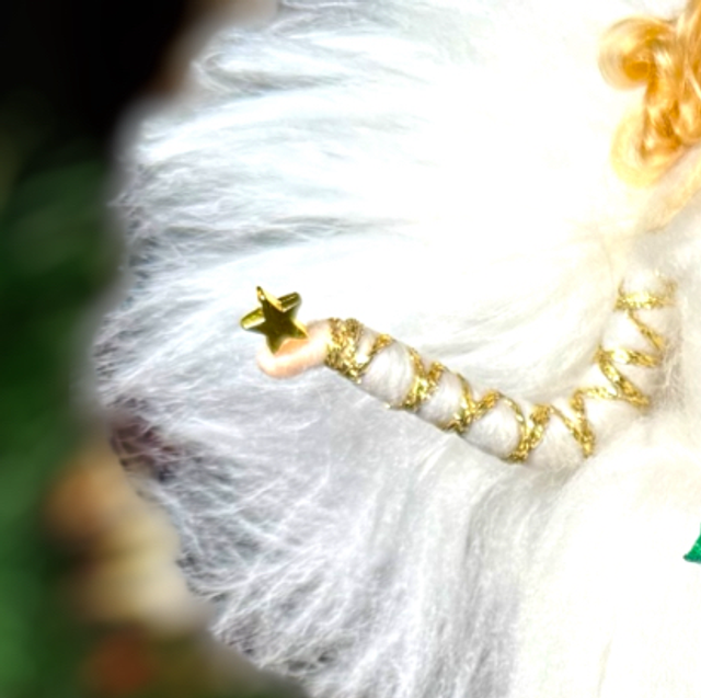 Juleengel, hvid med kristtjørn, stjerne og klokke