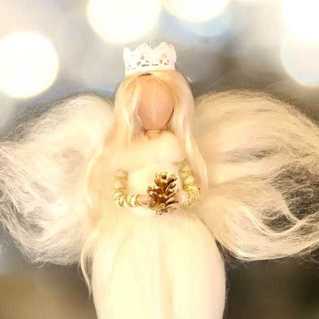 Juleengel, Hvid med kogle af guld og hvid Krone