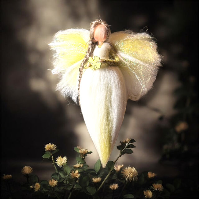 Uldengel, Hvid og lys grøn med firkløver og glitter i vingerne