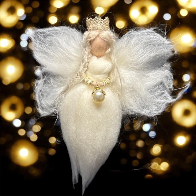 Juleengel, Hvid med julekugle i hånden og Krone