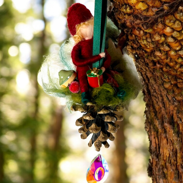 Juleophæng - Nisse på Kogle med bær, svamp og gave