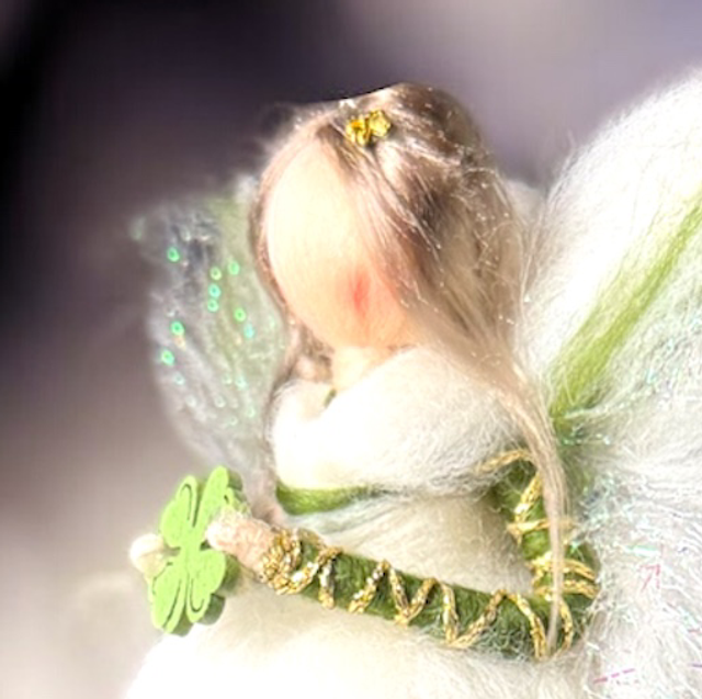 Uldengel, Hvid og grøn med firkløver og glitter i vingerne