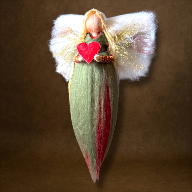 Juleengel, Grøn og rød med guld og rødt hjerte
