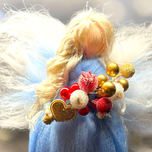 Juleengel, Lyseblå med bær