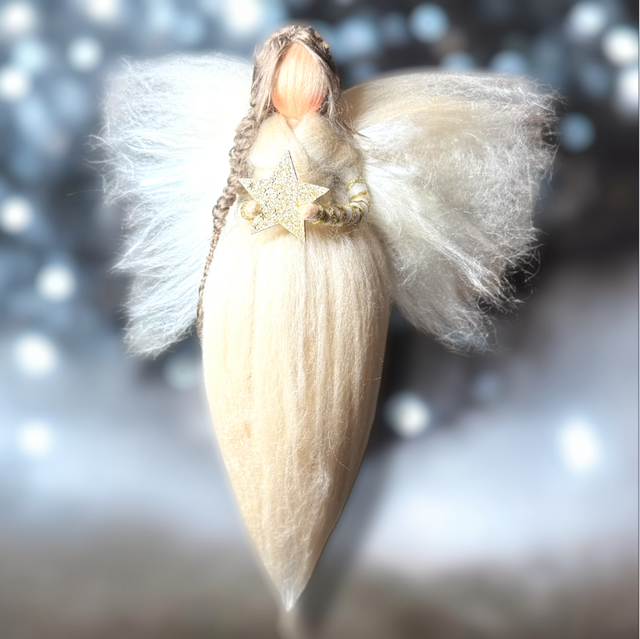 Uldengel, sandfarvet med guldstjerne.