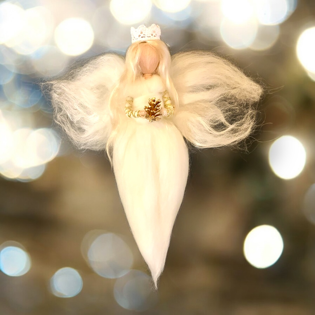 Juleengel, Hvid med kogle af guld og hvid Krone