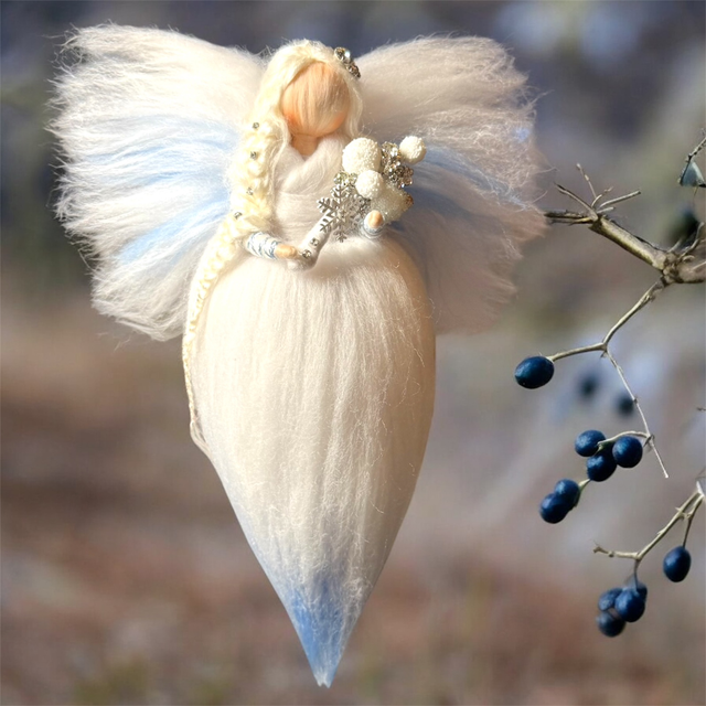 Vinterengel, hvid og blå med buket