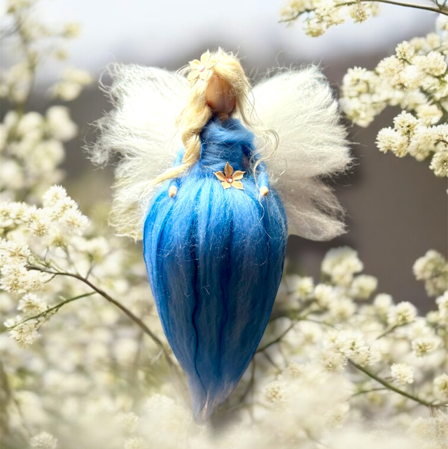Uldengel, lyseblå med lyserøde blomster i kjole og hår