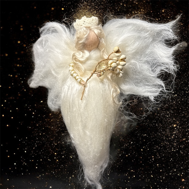 Engel, Hvid med Gren, hvid krone og med fibre fra roser i kjole og vinger