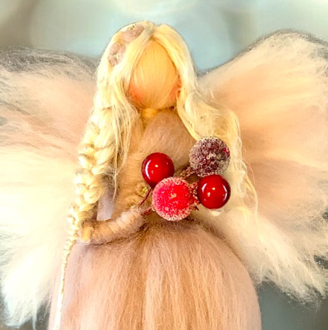 Uldengel, lerfarvet med lilla nuance og røde Bær