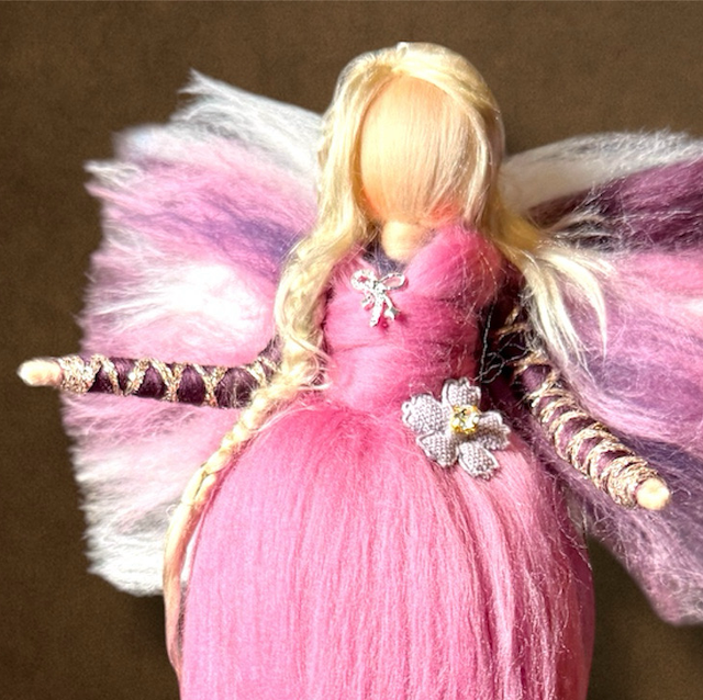 Uldengel, lyserød med blomst og sløjfer på kjole og i hår