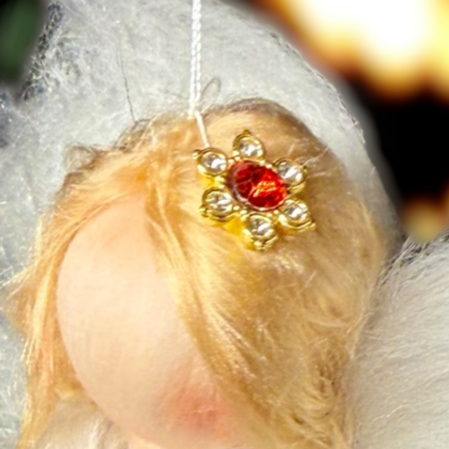 Juleengel, hvid med kristtjørn, stjerne og klokke