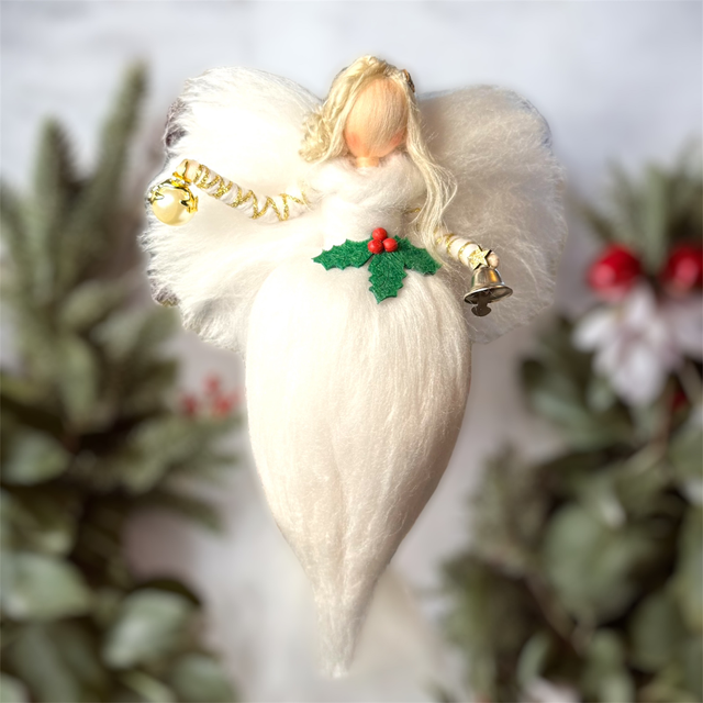 Juleengel, Hvid med Kristtjørn, Julekugle og klokke