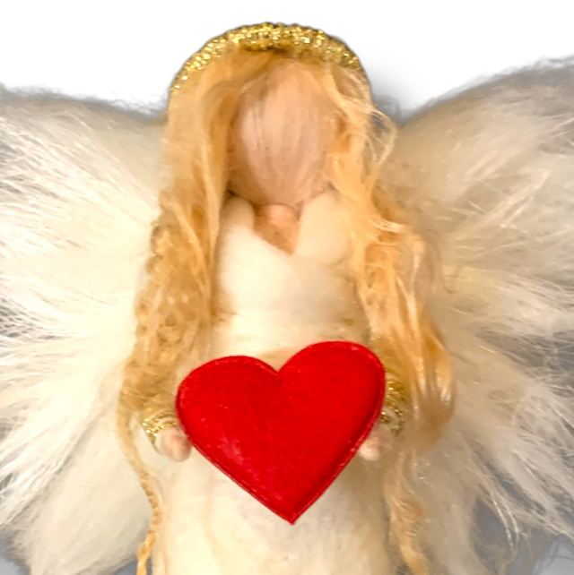 Engel med rødt hjerte  - På træskive