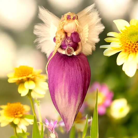 Uldengel, Lilla med bær og blomsterkrans