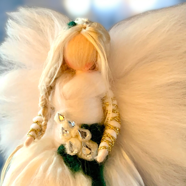 Uldengel, Hvid med hvid og grøn bærblomst