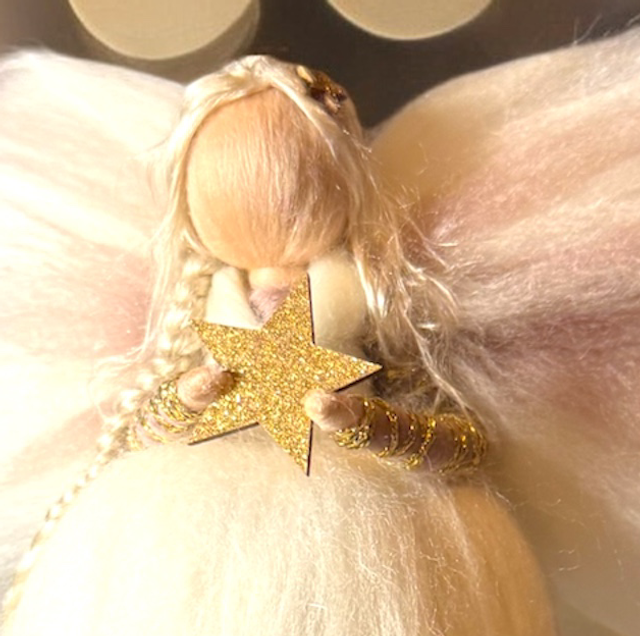 Engel, hvid og lys lilla med guldstjerner