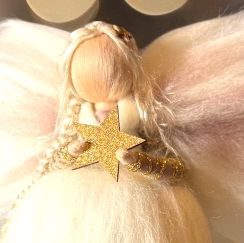 Engel, hvid og lys lilla med guldstjerner