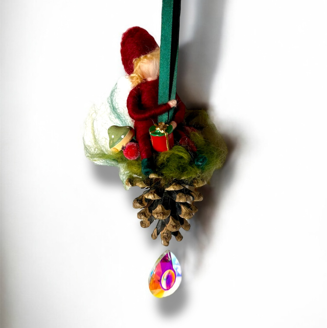 Juleophæng - Nisse på Kogle med bær, svamp og gave