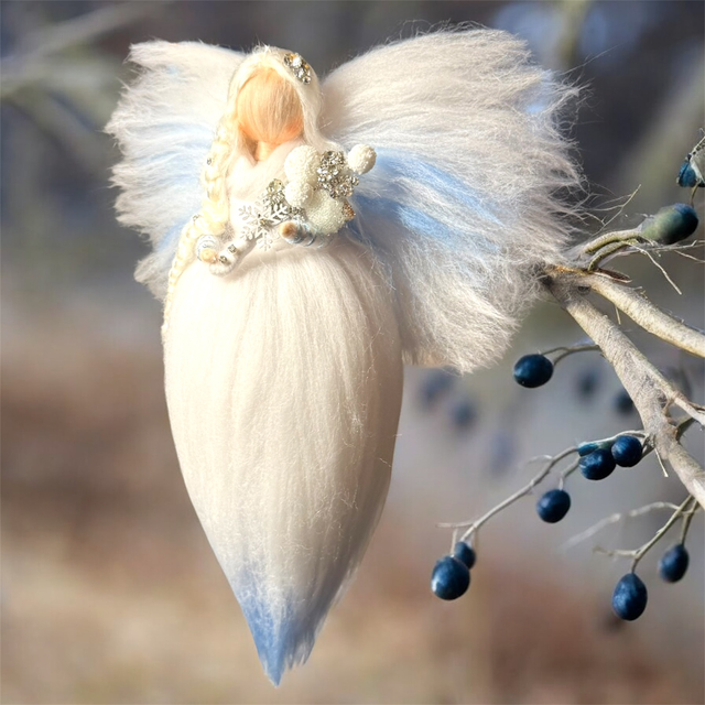 Vinterengel, hvid og blå med buket