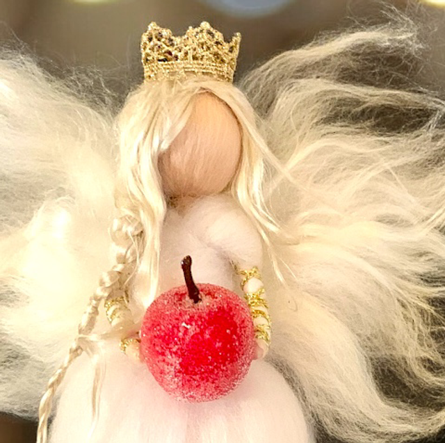 Juleengel, Hvid med æble og guldkrone