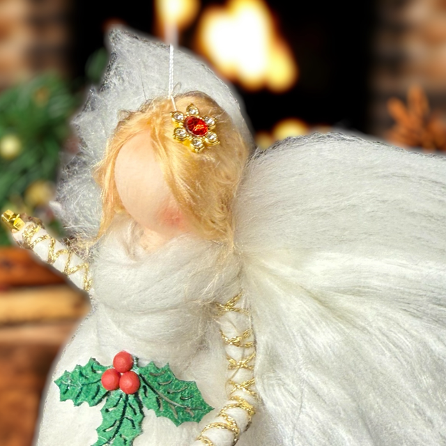 Juleengel, hvid med kristtjørn, stjerne og klokke