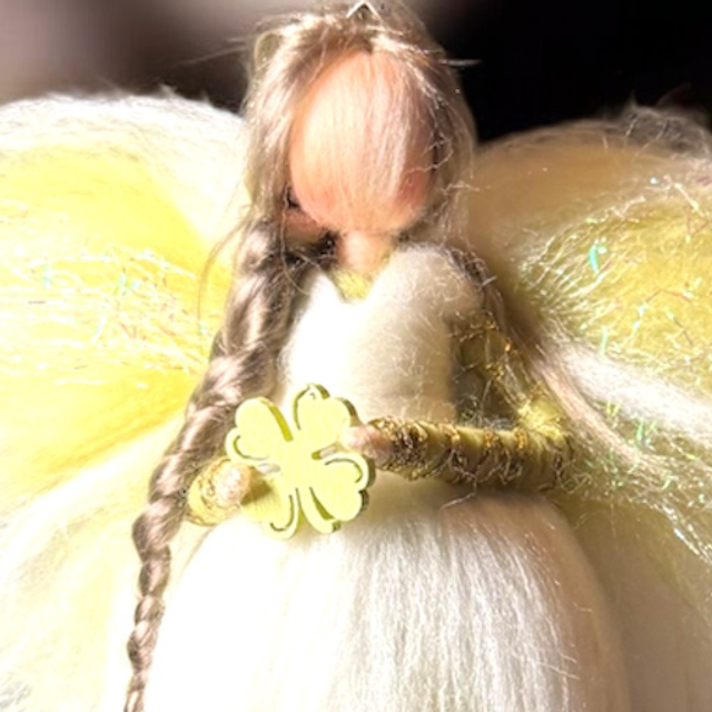 Uldengel, Hvid og lys grøn med firkløver og glitter i vingerne