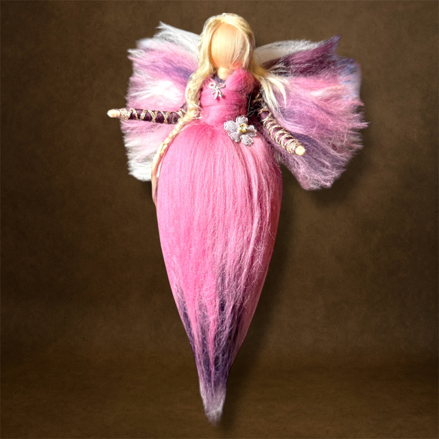 Uldengel, lyserød med blomst og sløjfer på kjole og i hår