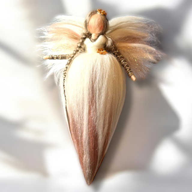 Uldengel, Hvid, jordfarver og glitter i vinger med blomster
