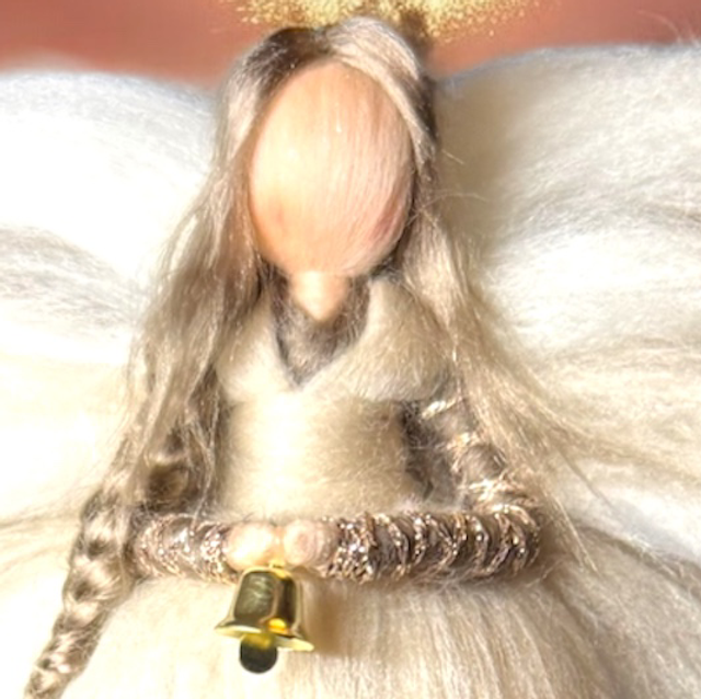 Uldengel, Beige og brun med klokke