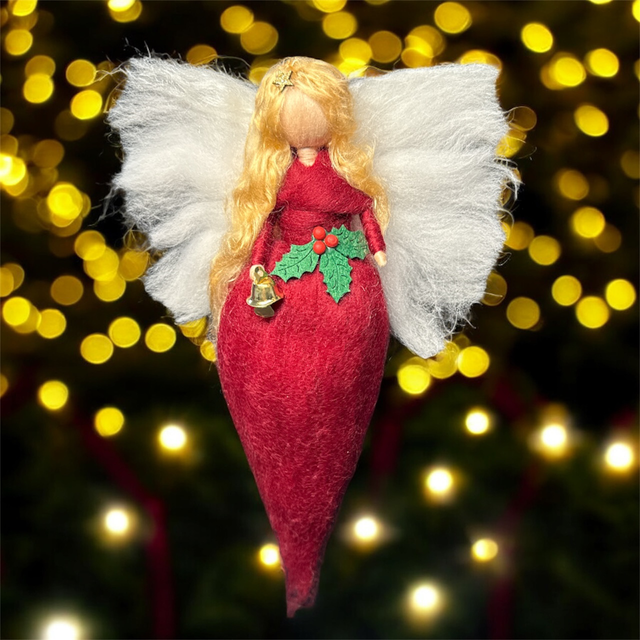 Juleengel, Rød med kristtjørn, klokke og lille stjerne i håret