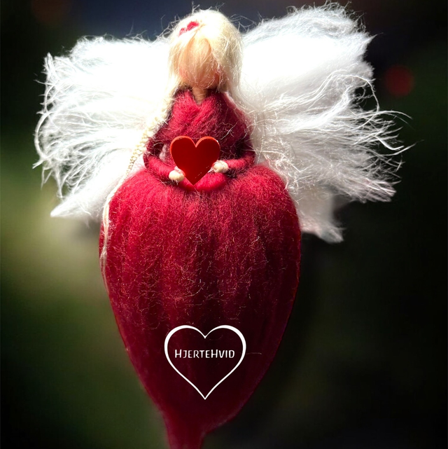 Juleengel, Rød med rødt Træ-hjerte