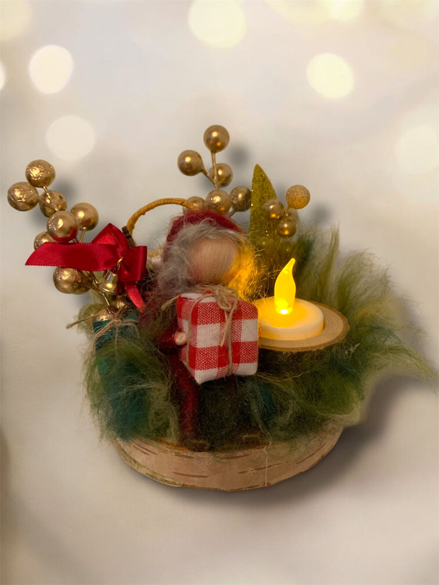 Juledekoration -  Nisse med gavekurv og pakke på skødet