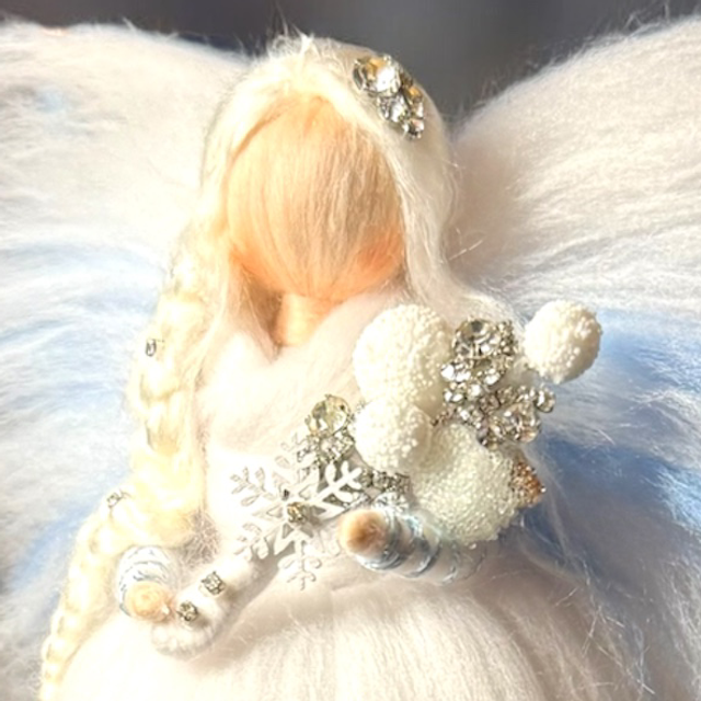 Vinterengel, hvid og blå med buket