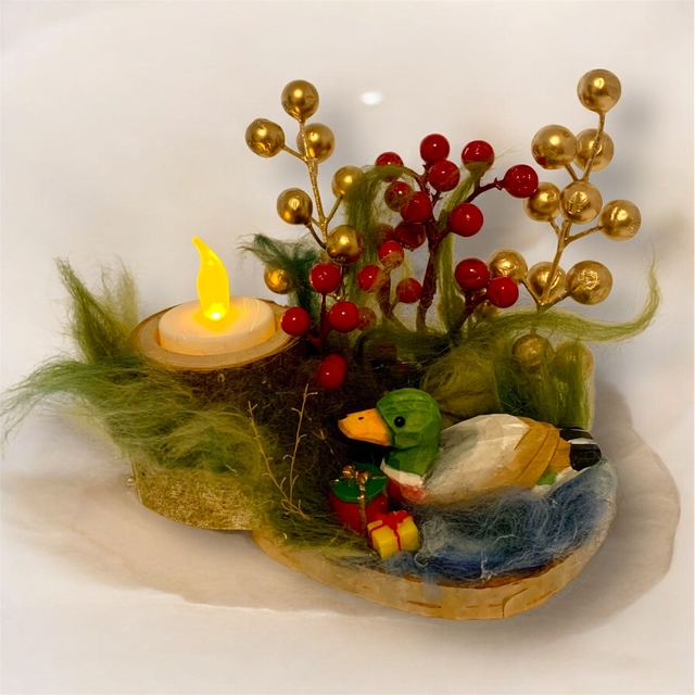 Juledekoration - And med gaver gemt ved søens bred