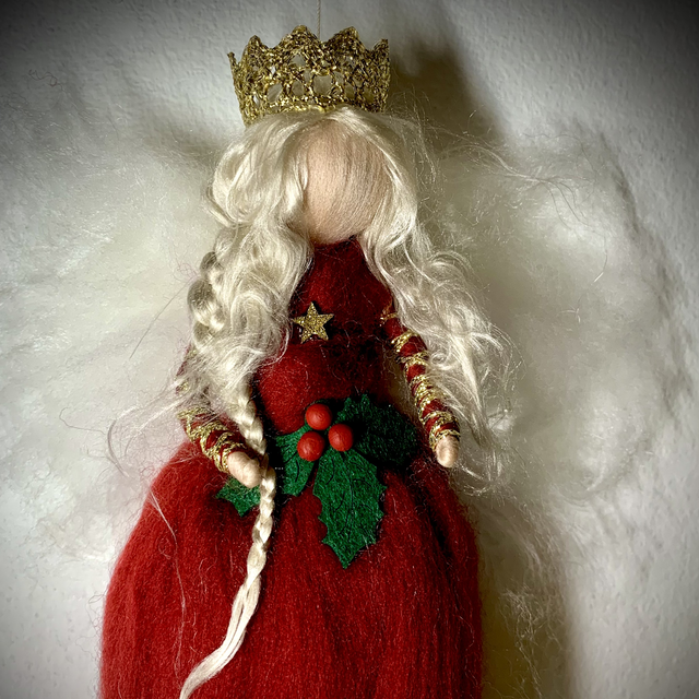 Juleengel, Rød med kristtjørn og guldkrone