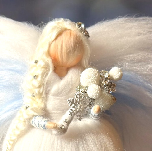 Vinterengel, hvid og blå med buket