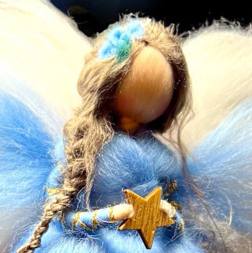 Engel, Lyseblå med blomster i håret og træstjerne