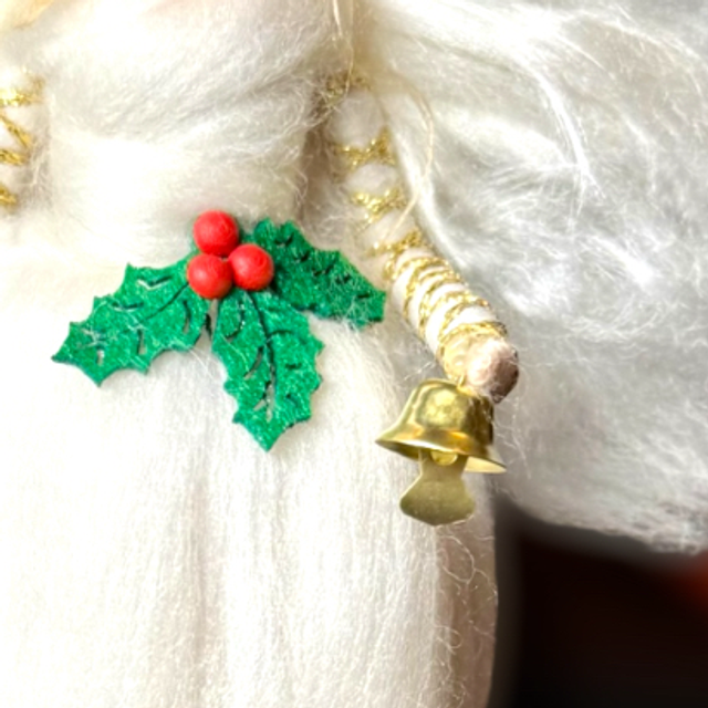 Juleengel, hvid med kristtjørn, stjerne og klokke